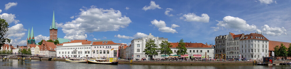 Fototapeta na wymiar Panorama der Musikhochschule in Lübeck