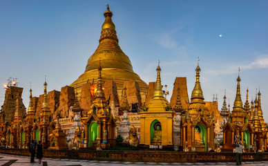 Naklejka premium Shwedagon Pagoda in Yangon, Myanmar