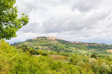 Obraz premium Tuscan view with an old village on a hill in the countryside