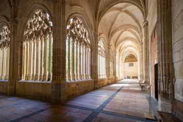  Vista de Segovia con catedral g&oacute;tica, casas antiguas t&iacute;picas, muralla de la ciudad. Noches, pin&aacute;culos y torre. Segovia, Espa&ntilde;a
