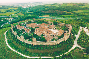 Monteriggioni, piccolo borgo in Toscana che ha ancora intatte le mura difensive Medievali. Vista aerea.