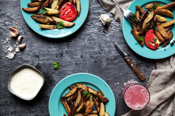 Fried potatoes in beryuzovyh plates. Sauce, drink, towel.