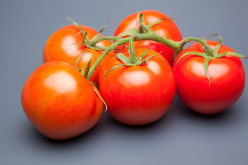 Tomates, rojos, frescos y saludables, los podemos comer crudos en ensaladas o bien podemos hacer mermeladas y salsas, los podemos rellenar con carne u otros vegetales. Los podemos cocinar
