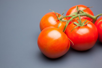 Tomates, rojos, frescos y saludables, los podemos comer crudos en ensaladas o bien podemos hacer mermeladas y salsas, los podemos rellenar con carne u otros vegetales. Los podemos cocinar