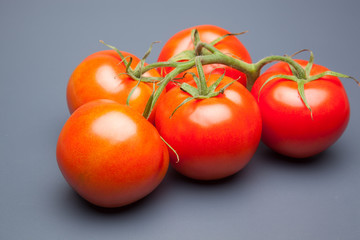 Tomates, rojos, frescos y saludables, los podemos comer crudos en ensaladas o bien podemos hacer mermeladas y salsas, los podemos rellenar con carne u otros vegetales. Los podemos cocinar