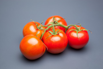 Tomates, rojos, frescos y saludables, los podemos comer crudos en ensaladas o bien podemos hacer mermeladas y salsas, los podemos rellenar con carne u otros vegetales. Los podemos cocinar