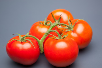 Tomates, rojos, frescos y saludables, los podemos comer crudos en ensaladas o bien podemos hacer mermeladas y salsas, los podemos rellenar con carne u otros vegetales. Los podemos cocinar