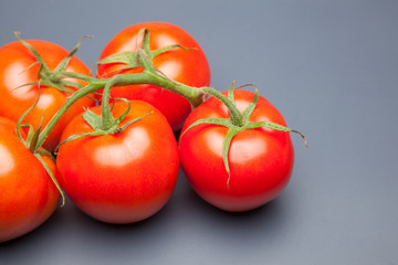 Tomates, rojos, frescos y saludables, los podemos comer crudos en ensaladas o bien podemos hacer mermeladas y salsas, los podemos rellenar con carne u otros vegetales. Los podemos cocinar