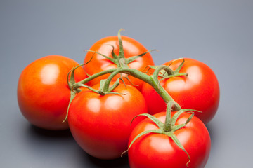 Tomates, rojos, frescos y saludables, los podemos comer crudos en ensaladas o bien podemos hacer...