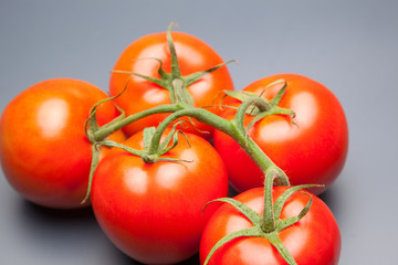 Tomates, rojos, frescos y saludables, los podemos comer crudos en ensaladas o bien podemos hacer mermeladas y salsas, los podemos rellenar con carne u otros vegetales. Los podemos cocinar