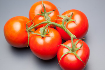 Tomates, rojos, frescos y saludables, los podemos comer crudos en ensaladas o bien podemos hacer mermeladas y salsas, los podemos rellenar con carne u otros vegetales. Los podemos cocinar