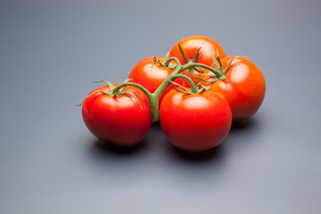 Tomates, rojos, frescos y saludables, los podemos comer crudos en ensaladas o bien podemos hacer mermeladas y salsas, los podemos rellenar con carne u otros vegetales. Los podemos cocinar