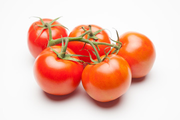 Tomates, rojos, sanos, saludables, llenos de sabor y vitaminas; se pueden comer crudos y cocinados,  se pueden hacer zumos y mermeladas, salsas, es ingrediente indispensable en la cocina mediterránea.