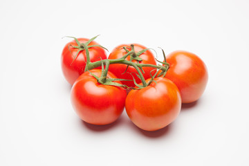 Tomates, rojos, sanos, saludables, llenos de sabor y vitaminas; se pueden comer crudos y cocinados,  se pueden hacer zumos y mermeladas, salsas, es ingrediente indispensable en la cocina mediterránea.