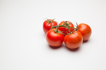 Tomates, rojos, sanos, saludables, llenos de sabor y vitaminas; se pueden comer crudos y cocinados,  se pueden hacer zumos y mermeladas, salsas, es ingrediente indispensable en la cocina mediterránea.