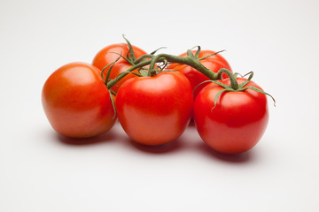 Tomates, rojos, frescos y saludables, los podemos comer crudos en ensaladas o bien podemos hacer mermeladas y salsas, los podemos rellenar con carne u otros vegetales. Los podemos cocinar