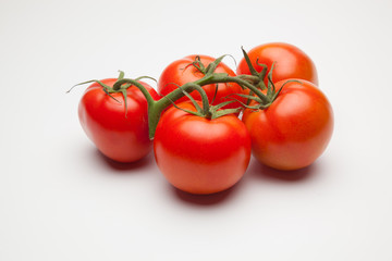 Tomates, rojos, frescos y saludables, los podemos comer crudos en ensaladas o bien podemos hacer...