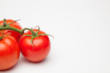 Tomates, rojos, frescos y saludables, los podemos comer crudos en ensaladas o bien podemos hacer mermeladas y salsas, los podemos rellenar con carne u otros vegetales. Los podemos cocinar