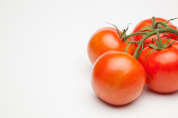 Tomates, rojos, sanos, saludables, llenos de sabor y vitaminas; se pueden comer crudos y cocinados,  se pueden hacer zumos y mermeladas, salsas, es ingrediente indispensable en la cocina mediterránea.