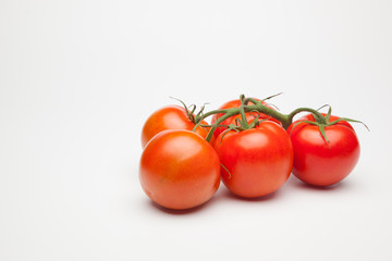 Tomates, rojos, sanos, saludables, llenos de sabor y vitaminas; se pueden comer crudos y cocinados,  se pueden hacer zumos y mermeladas, salsas, es ingrediente indispensable en la cocina mediterránea.