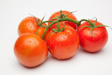 Tomates, rojos, frescos y saludables, los podemos comer crudos en ensaladas o bien podemos hacer mermeladas y salsas, los podemos rellenar con carne u otros vegetales. Los podemos cocinar