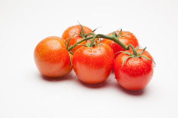 Tomates, rojos, frescos y saludables, los podemos comer crudos en ensaladas o bien podemos hacer mermeladas y salsas, los podemos rellenar con carne u otros vegetales. Los podemos cocinar