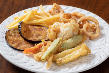 Mix vegetables and calamari fried.
