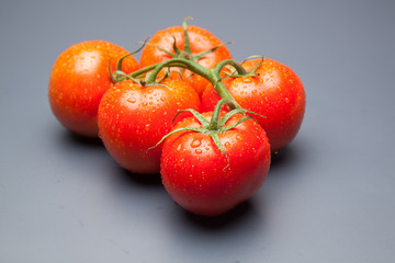 Tomates, rojos, sanos, saludables, llenos de sabor y vitaminas; se pueden comer crudos y cocinados,...