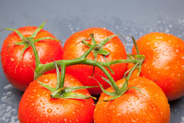 Tomates, rojos, sanos, saludables, llenos de sabor y vitaminas; se pueden comer crudos y cocinados,  se pueden hacer zumos y mermeladas, salsas, es ingrediente indispensable en la cocina mediterránea.