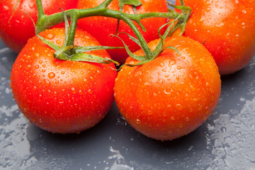 Tomates, rojos, sanos, saludables, llenos de sabor y vitaminas; se pueden comer crudos y cocinados,  se pueden hacer zumos y mermeladas, salsas, es ingrediente indispensable en la cocina mediterránea.