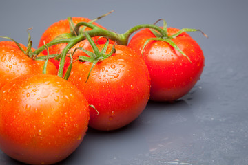 Tomates, rojos, frescos y saludables, los podemos comer crudos en ensaladas o bien podemos hacer...