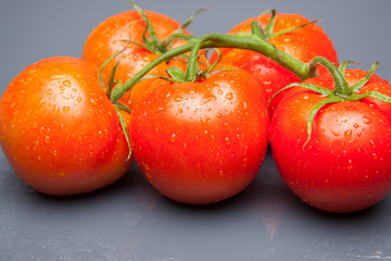 Tomates, rojos, frescos y saludables, los podemos comer crudos en ensaladas o bien podemos hacer mermeladas y salsas, los podemos rellenar con carne u otros vegetales. Los podemos cocinar