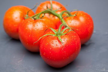 Tomates, rojos, frescos y saludables, los podemos comer crudos en ensaladas o bien podemos hacer mermeladas y salsas, los podemos rellenar con carne u otros vegetales. Los podemos cocinar