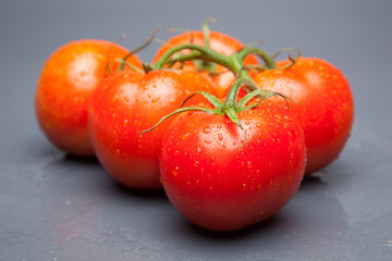 Tomates, rojos, frescos y saludables, los podemos comer crudos en ensaladas o bien podemos hacer...
