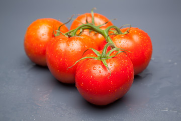 Tomates, rojos, frescos y saludables, los podemos comer crudos en ensaladas o bien podemos hacer...