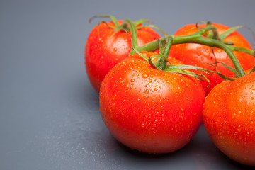 Tomates, rojos, frescos y saludables, los podemos comer crudos en ensaladas o bien podemos hacer...