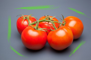 Tomates rojos, frescos y saludables, ideales para ser comidos crudos o cocinados, podemos hacer mermeladas, salsas, los podemos rellenar, los podemos poner en las ensaladas, los podemos condimentar. L