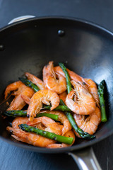 grilled prawns with green asparagus