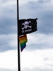 St.Pauli Hafenstraße Piratenflagge und Regenbogenflagge