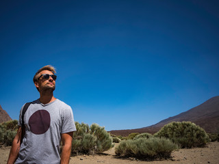 Naklejka premium Man enjoying a beautiful sunny day out in the nature