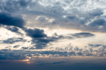 Obraz premium Colorful sunset sky over tranquil sea surface