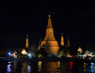 wat arun in bangkok at night
