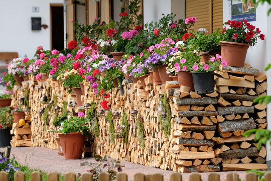 Brennholz und Blumenschmuck
