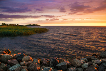 piękny zachód słońca nad morzem © VinyLove Foto
