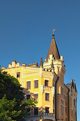 Naklejka premium Beautiful landscape view of Castle of Richard the Lionheart against blue sky. House number 15th on Andrew descent (Andriyivsky uzviz, Podil neighborhood). Kyiv, Ukraine