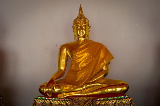 statue of golden buddha