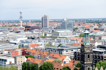 blick auf hochhäuser und gebäude in hannover niedersachsen deutschland fotografiert an einem...