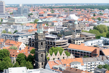 blick auf das stadtbild in hannover niedersachsen deutschland fotografiert an einem sonnigen Tag im Juni