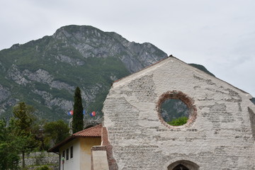 Venzone, Udine, Friaul, Italien, Lavendel, Lavendelstadt, Stadtmauer, Kirche, Kirchturm, Ruine,...