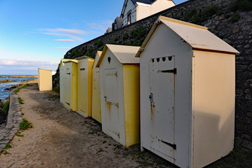 Fototapeta na wymiar Kabinen am Strand in der Bretagne